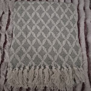 Elegant Diamond Pattern Throw with Fringe